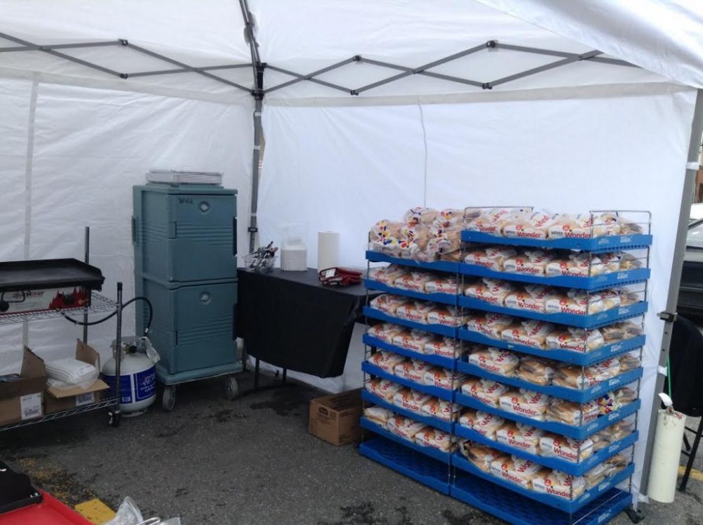 Food vendor outlet tent setup